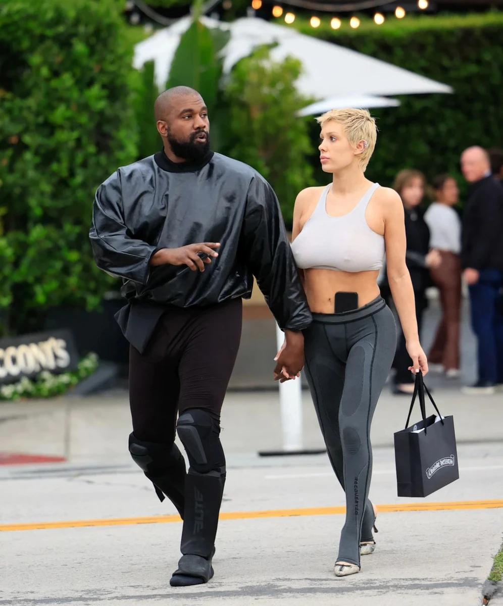 Вже не вперше інсайдери, близькі до оточення пари розповідають, що Вест намагається контролювати дружину
