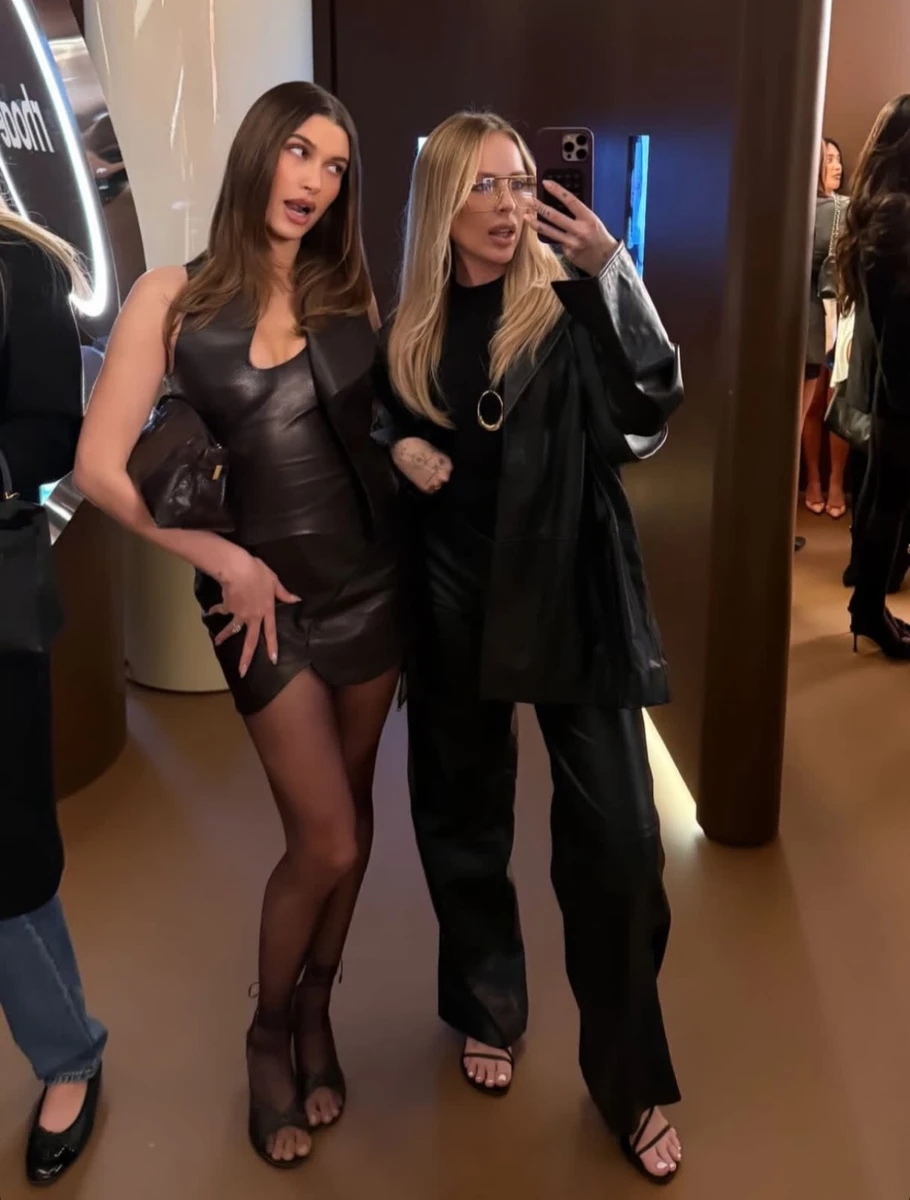 Хейлі Бібер попозувала у шкіряному образі на підборах