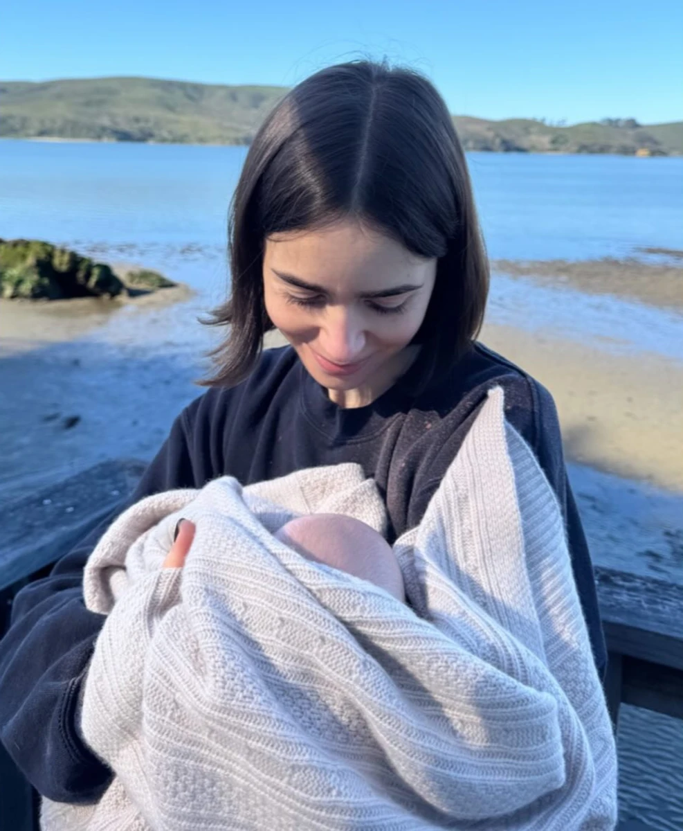 Лілі Коллінз показалася з донькою на руках