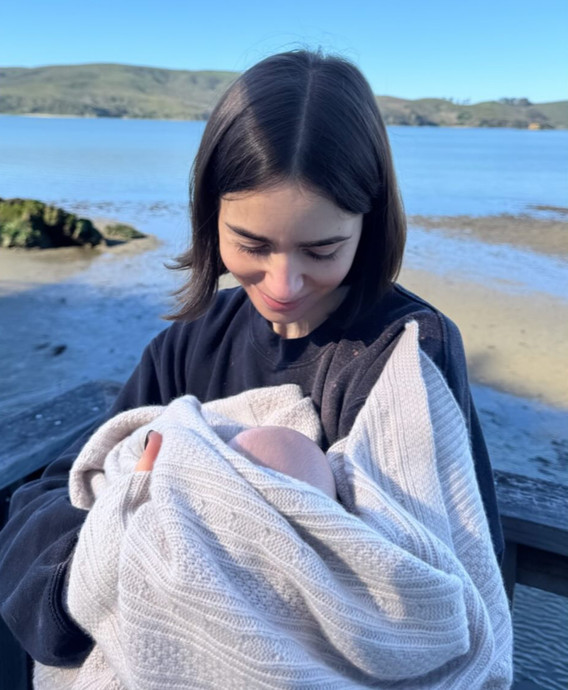 Лілі Коллінз показалася з донькою на руках