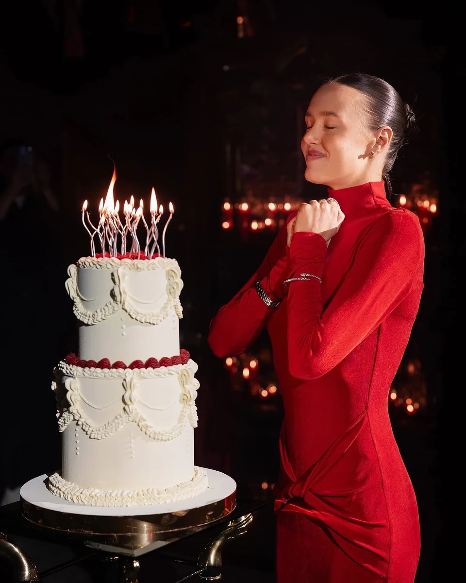 Аліна біля святкового торту