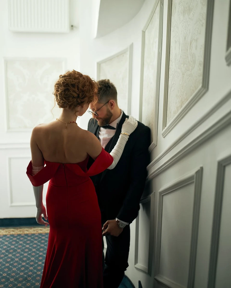 Таня Парфільєва у червоному пригорнула чоловіка для фото