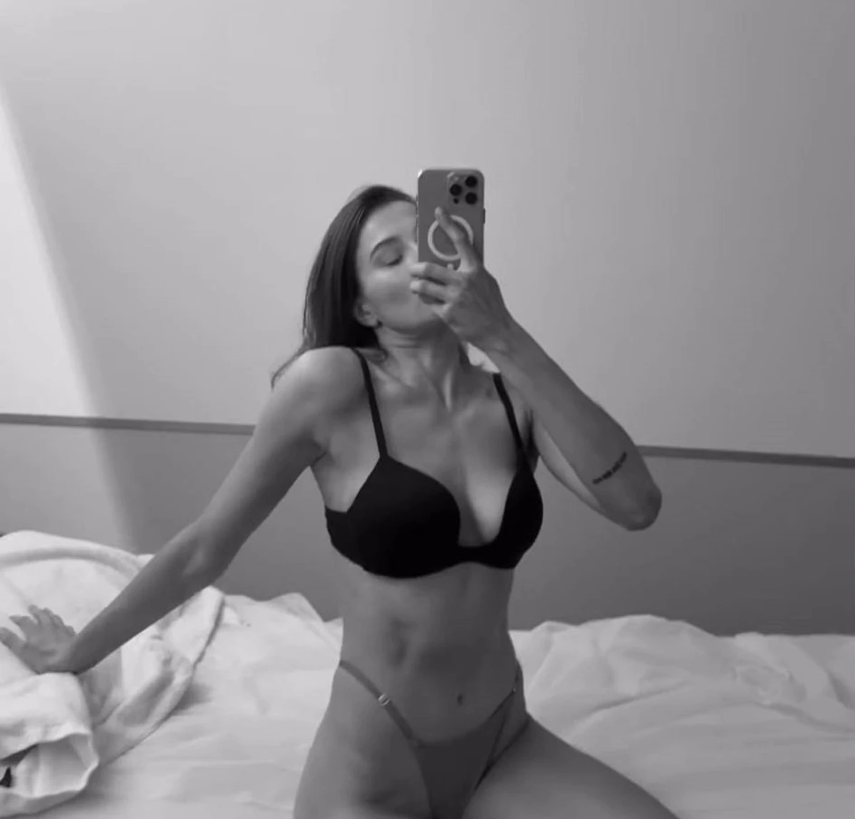 Алла Барановська попозувала у спідньому