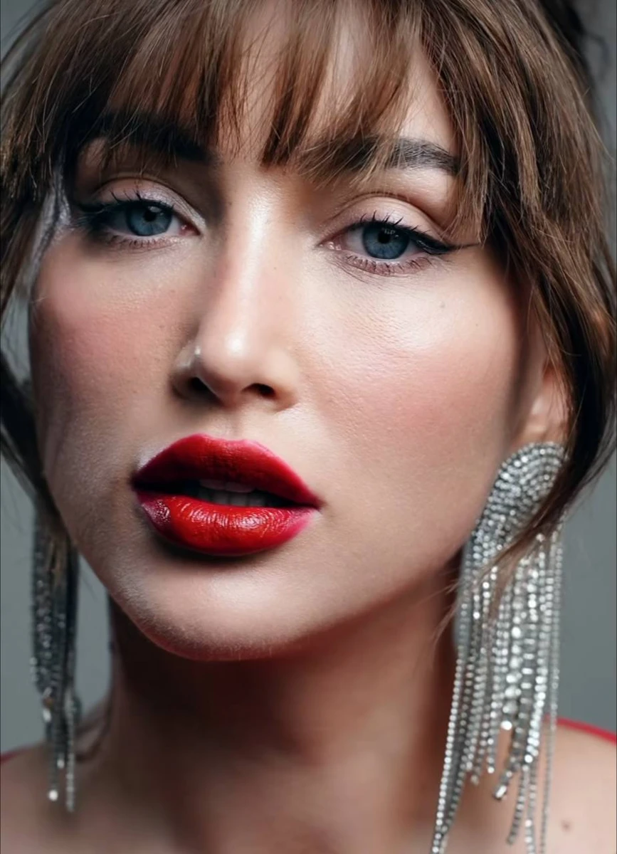 Ганна Різатдінова з червоними вустами