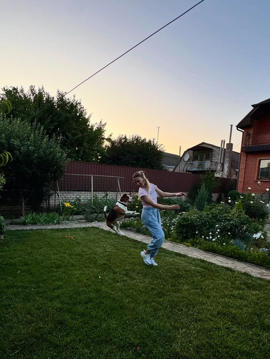 Ольга Харлан показалася на батьківському подвір'ї