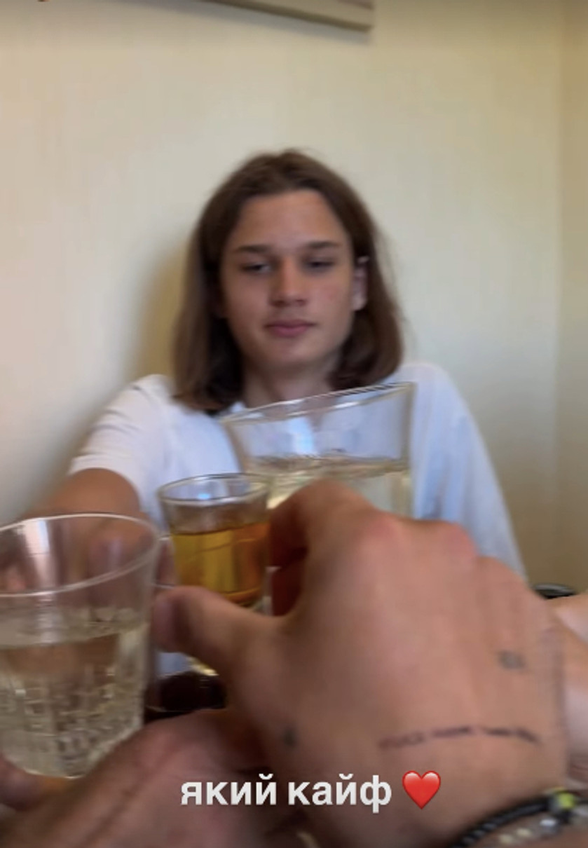 Тарас Цимбалюк показався з батьками і сестрою