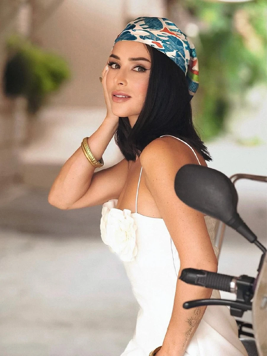 Огнєвіч у міні та хустці