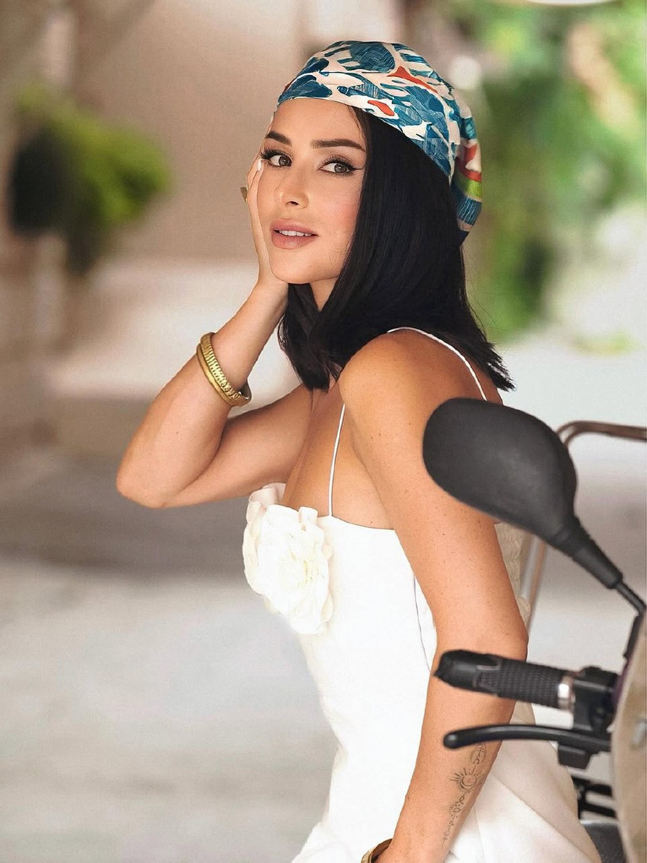 Огнєвіч у міні та хустці