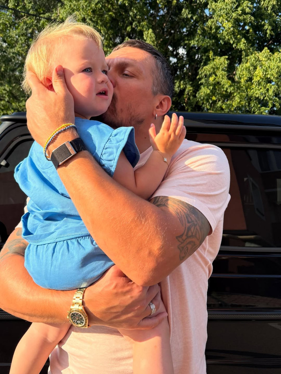 Олександр Усик зі своєю молодшою дочкою