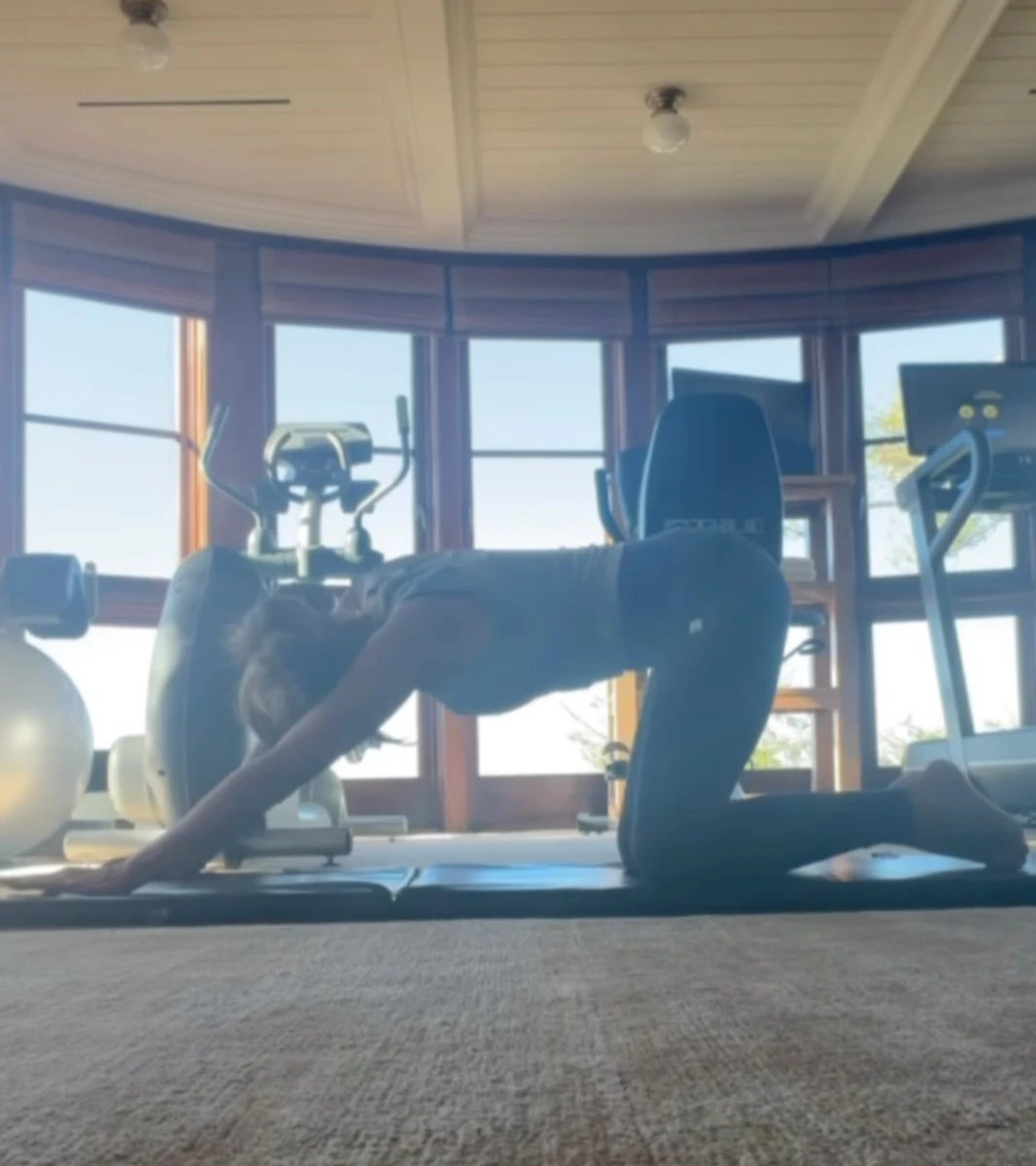 Сінді Кроуфорд показала своє тренування у спортзалі