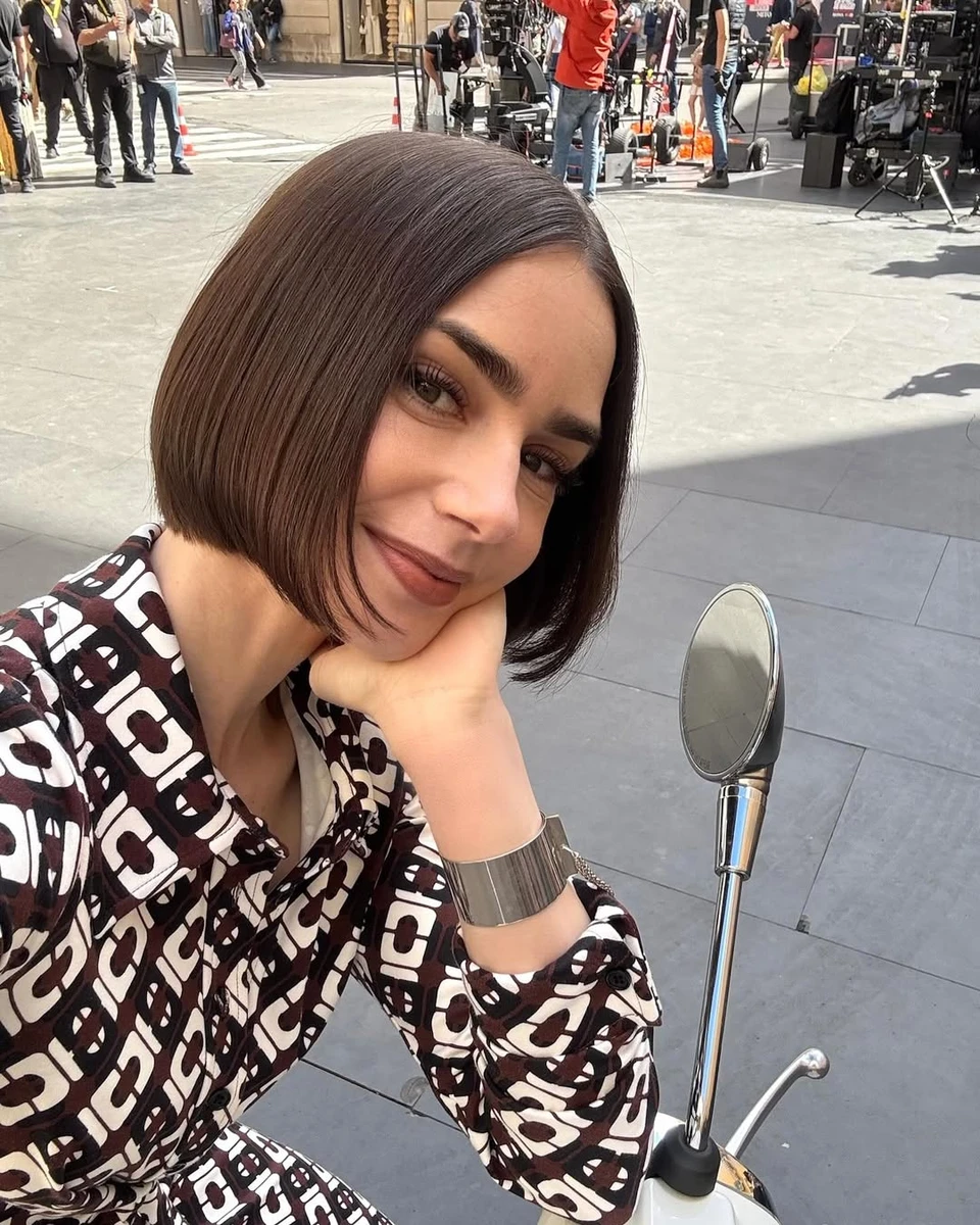 Лілі Коллінз