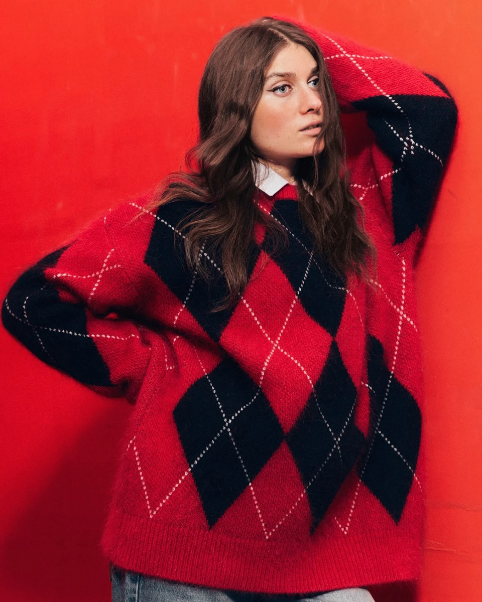 В колекції можна виділити 3 основних кольори: білий, чорний і червоний