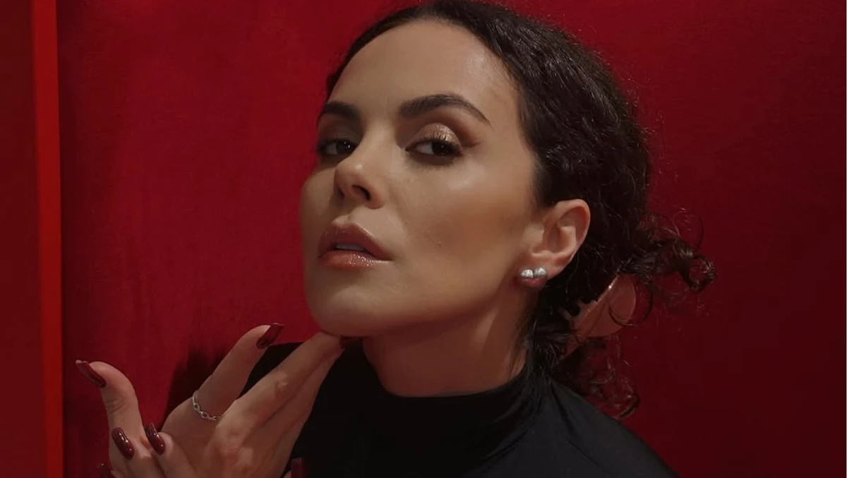 Настя Каменських позує для фото