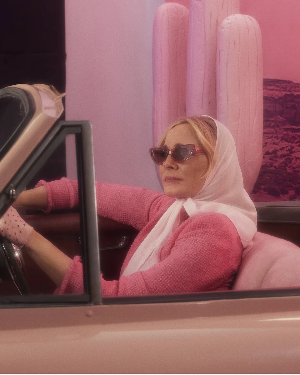 Кім Кетролл за кермом автомобіля