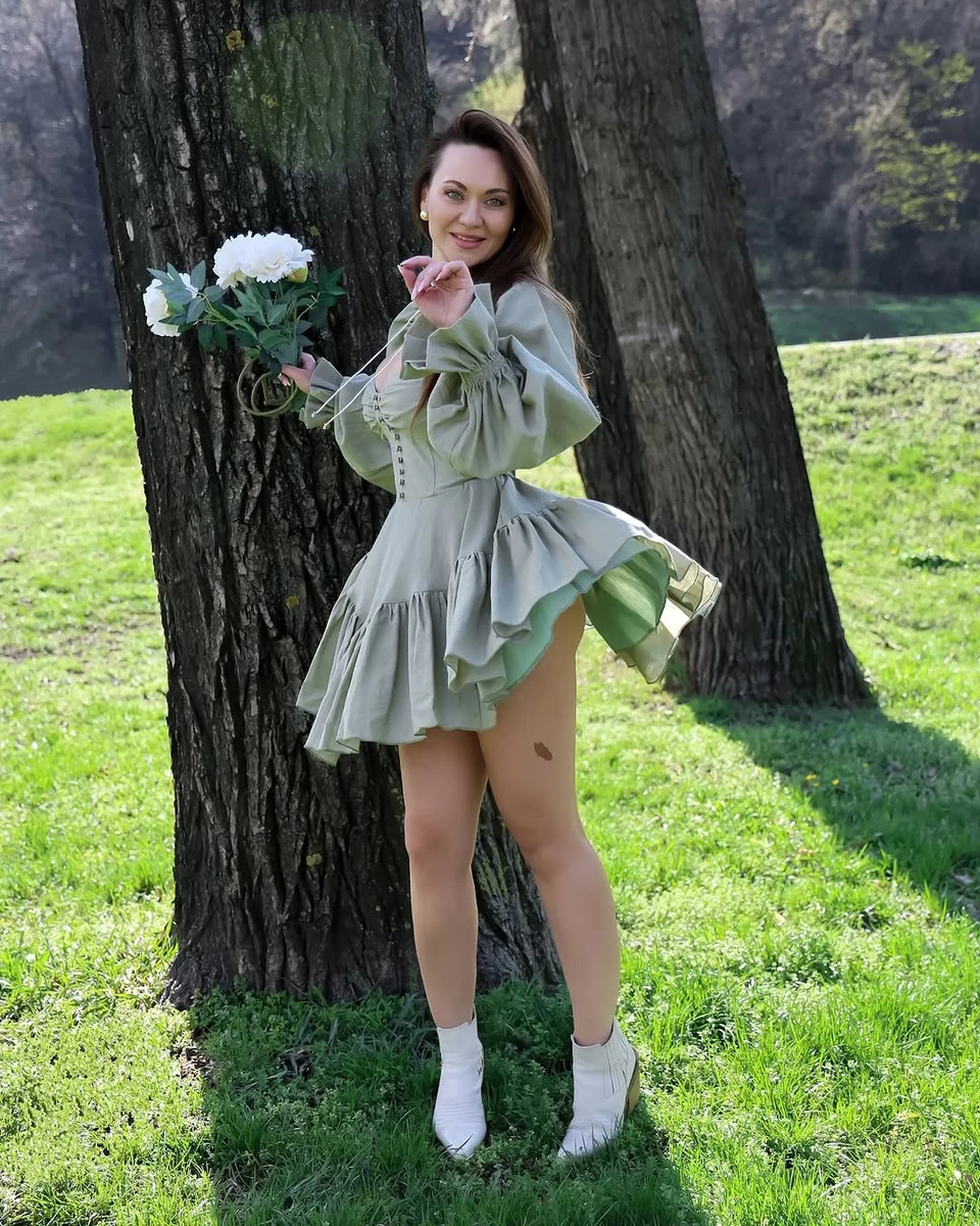 Анна Саліванчук в мінісукні оголила стегна біля дерев