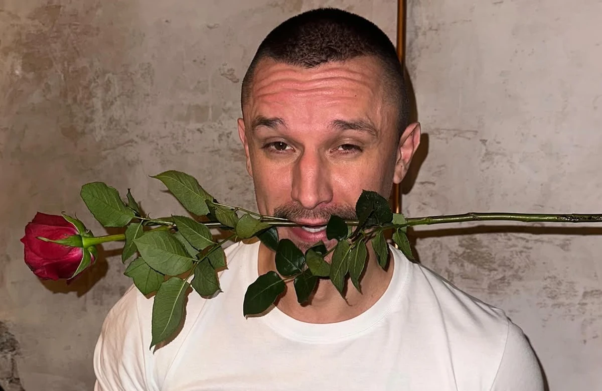 Тарас Цимбалюк позує для фото