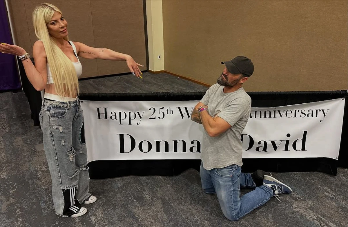 Торрі Спелінг зі своїм екранним чоловіком