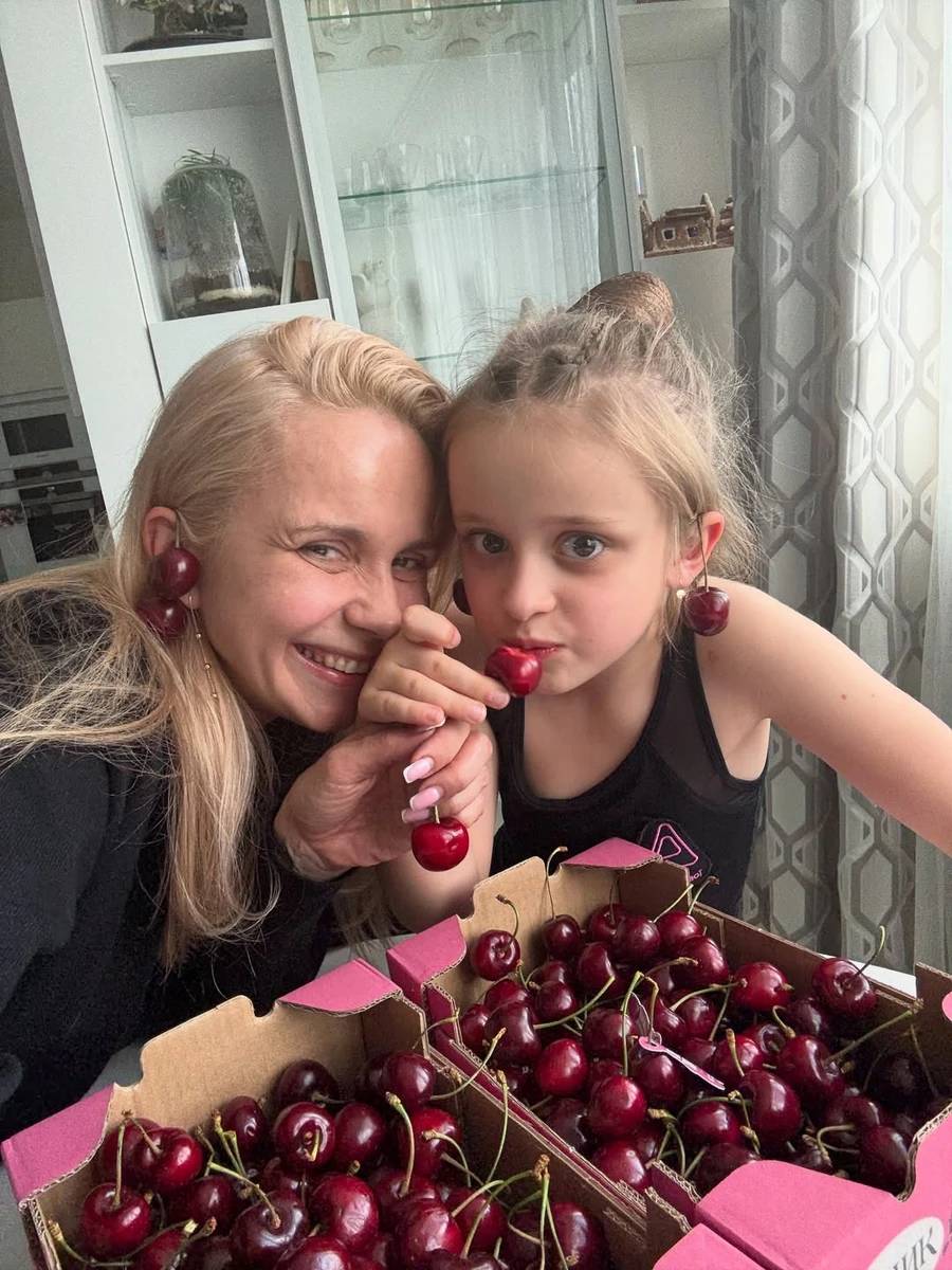Лілія Ребрик з донечкою наробила милих фото з черешнею