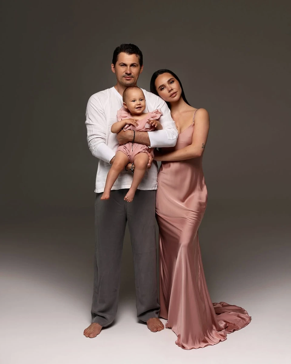 Кот і Татарінцева в елегантних луках попозували з дочкою