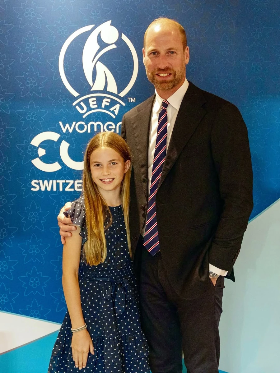 Принц Вільям показався з усміхненою дочкою на футбольному матчі