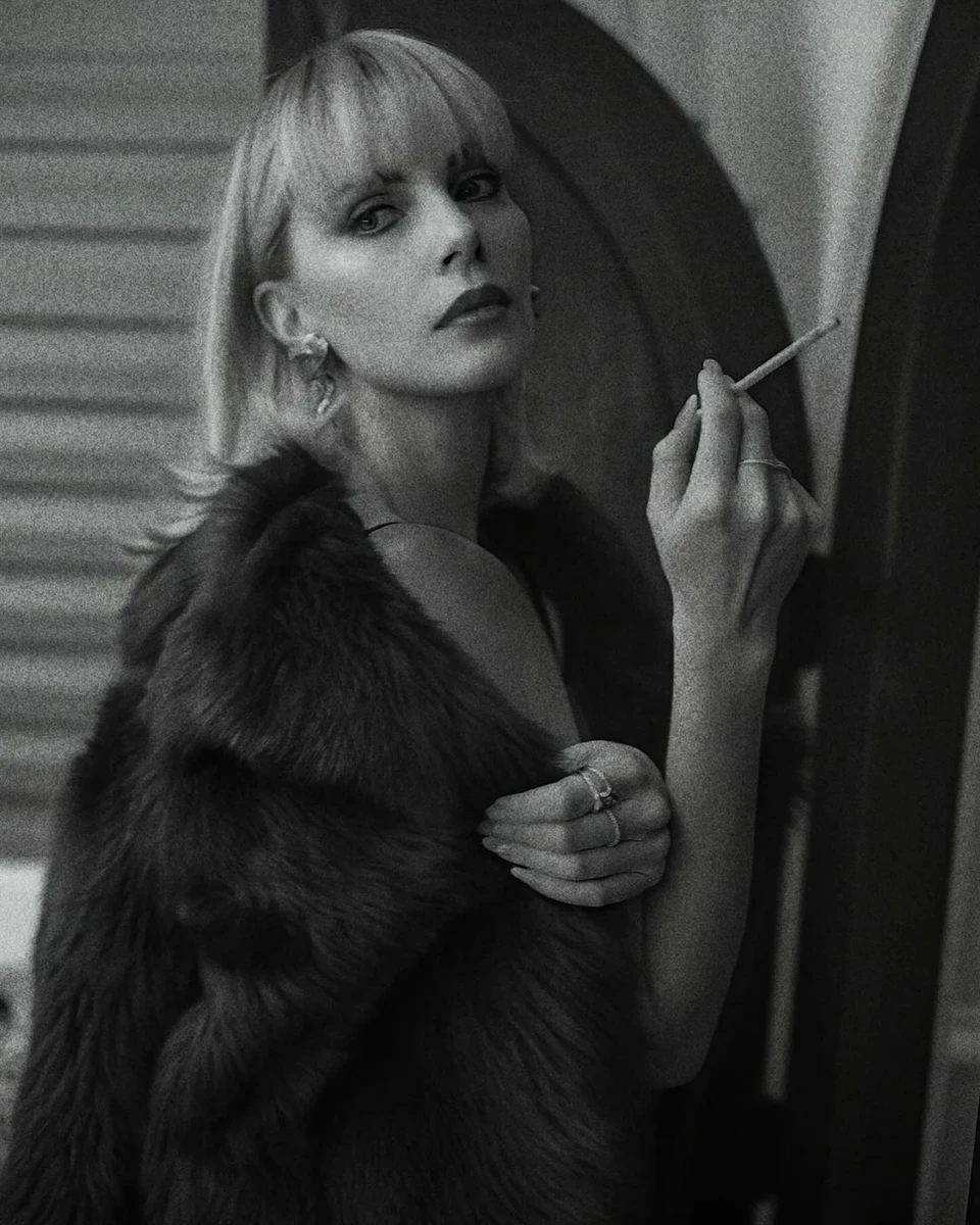 Шарліз Терон позує з цигаркою