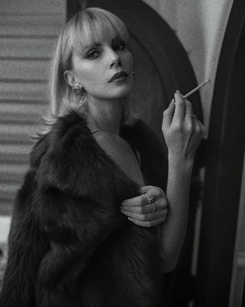 Шарліз Терон позує з цигаркою