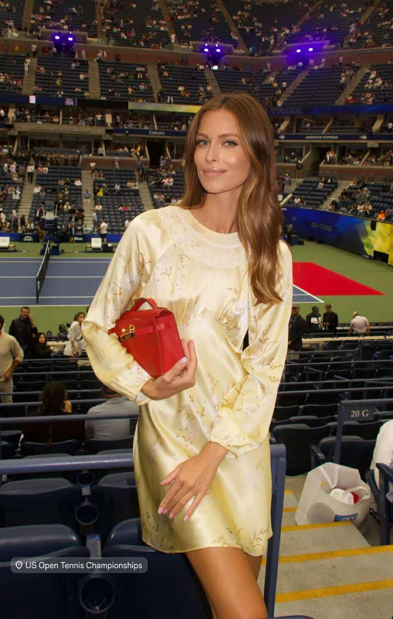 Онука Ротару у шовковому міні похвалилася фігурою на тенісному турнірі