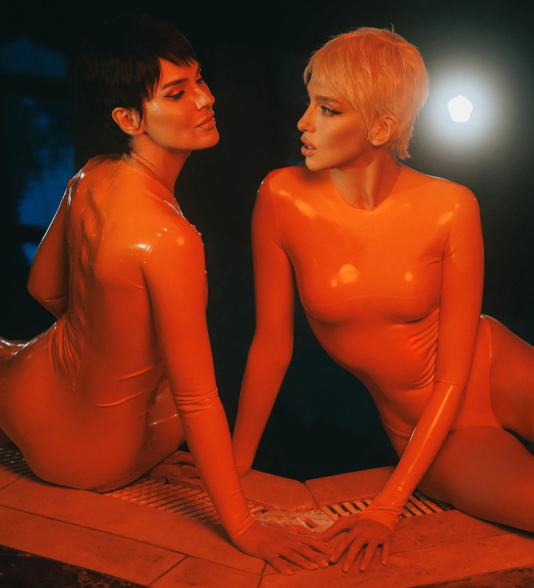 Оля Полякова і Маша Єфросиніна в латексі попозували біля басейну