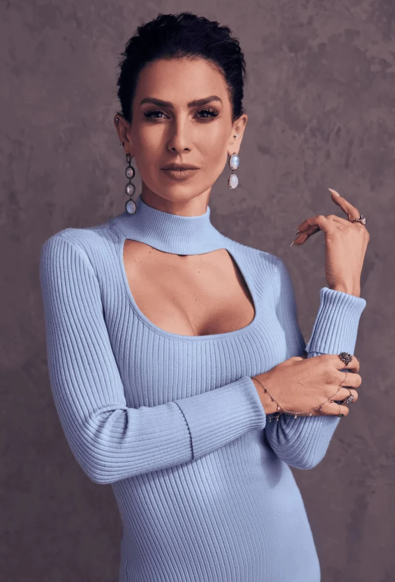 Хіларія Болдуїн з декольте попозувала на сторінках журналу