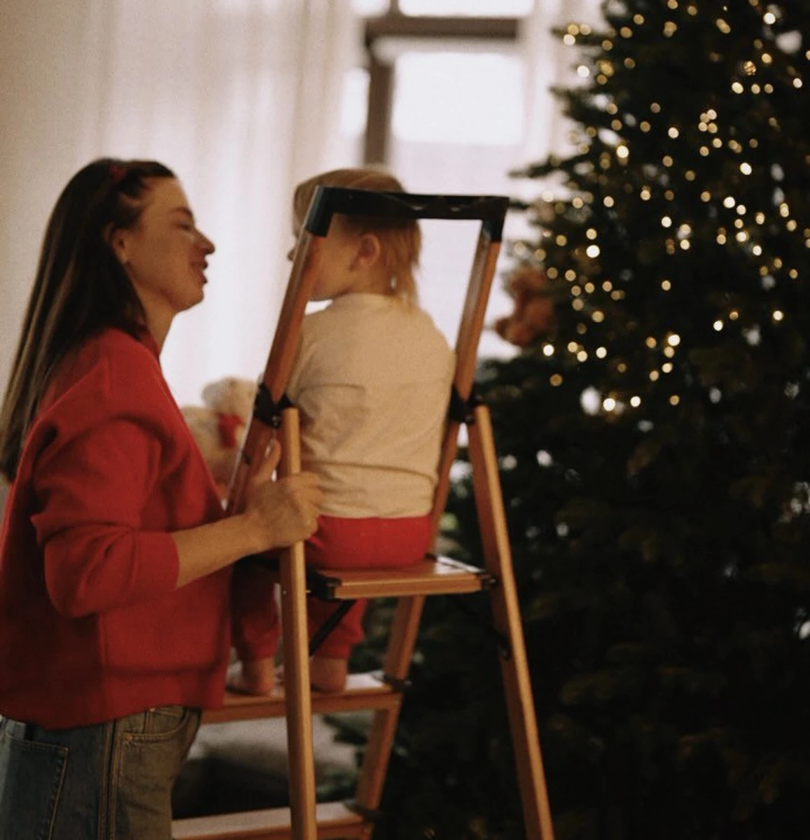 Дружина Усика замилувала різдвяними фото з маленькою дочкою