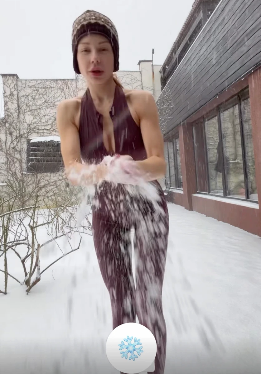 Тіна Кароль у комбінезоні з декольте обтерлася снігом