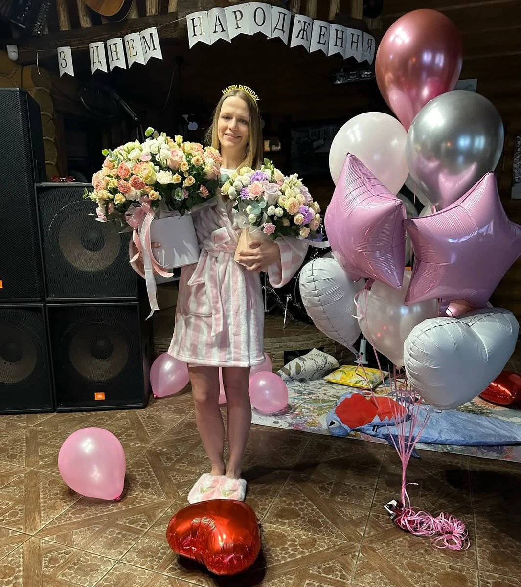 Дружина Віталія Козловського у халаті попозувала з квітами на своє 38-річчя