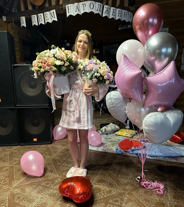 Дружина Віталія Козловського у халаті попозувала з квітами на своє 38-річчя