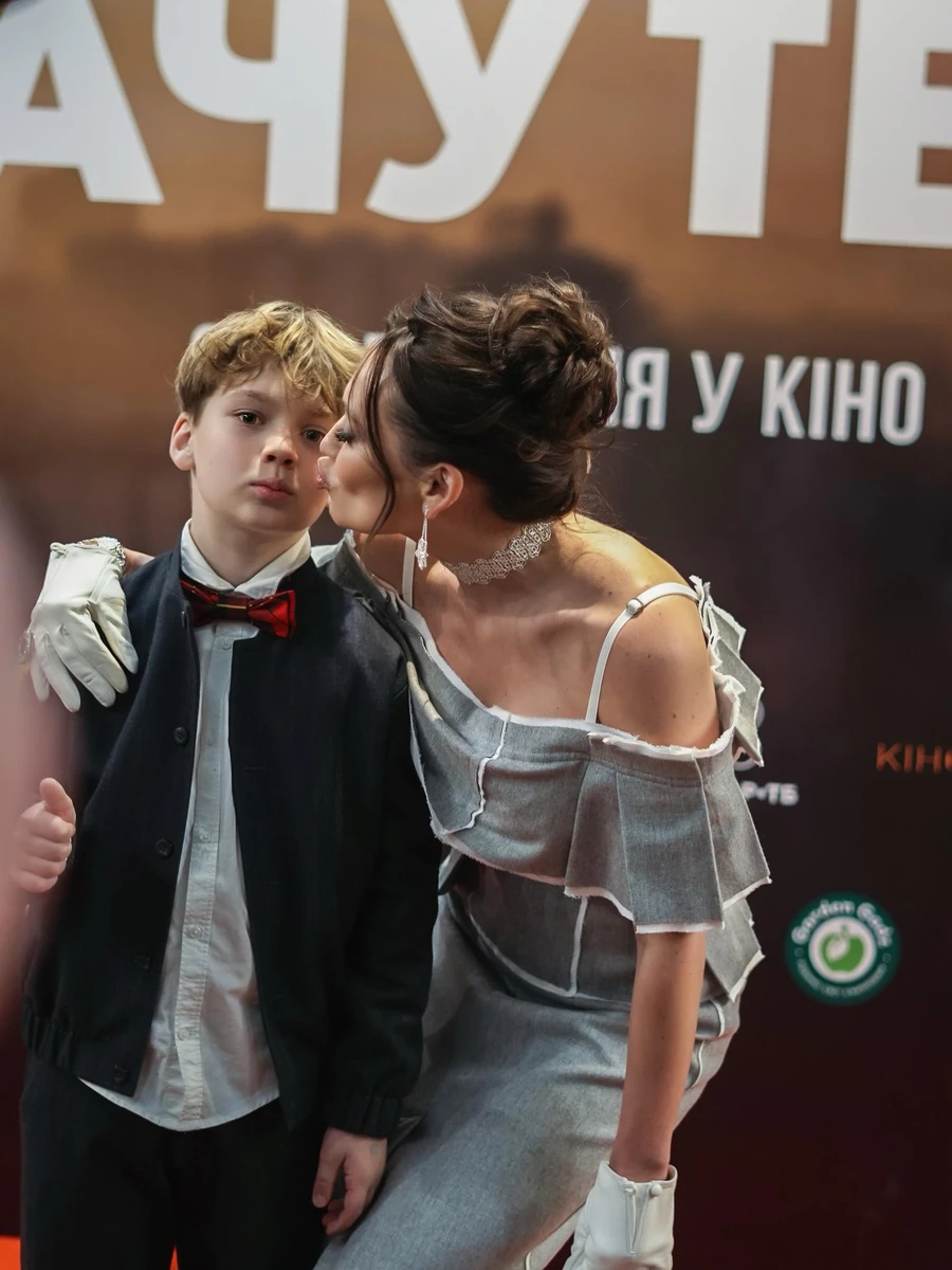 Саліванчук цілує сина на хіднику