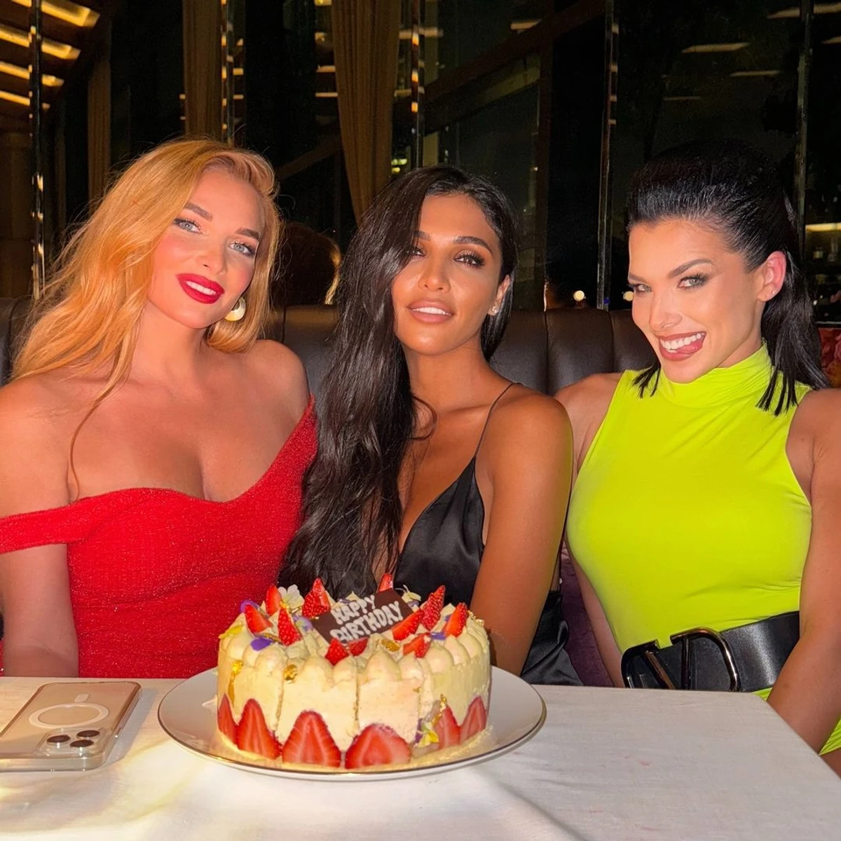 Романовська співала у гурті з 2006 по 2007, а Дімопулос - з 2011 по 2012