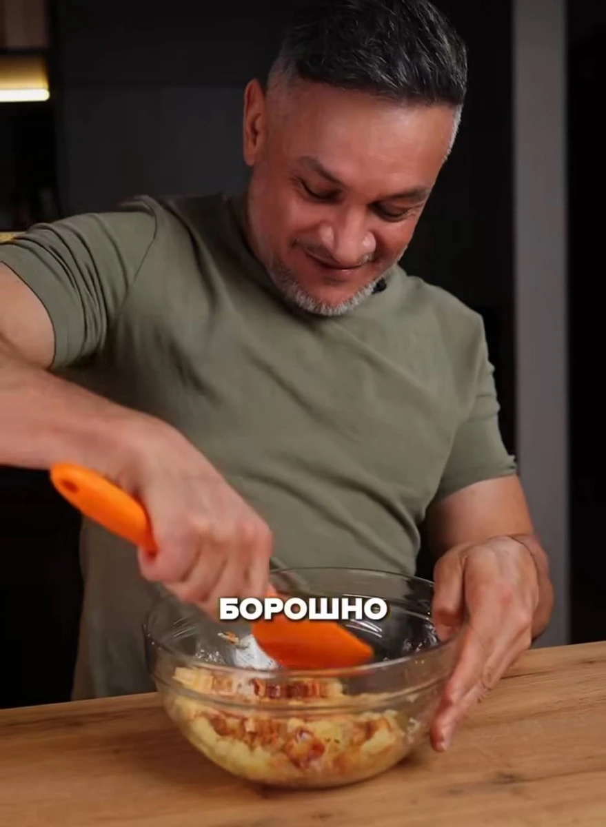 Ектор замішав борошно