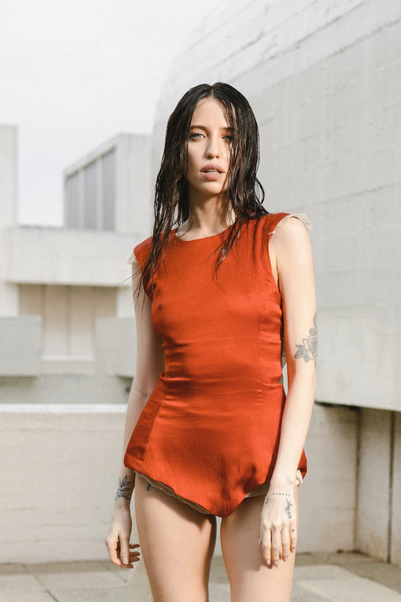 Надя DOROFEEVA у кліпі Хартбіт