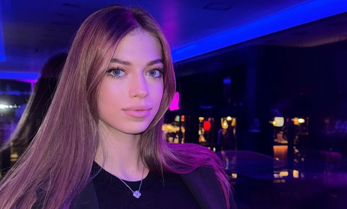 Сара Кіперман позує для фото