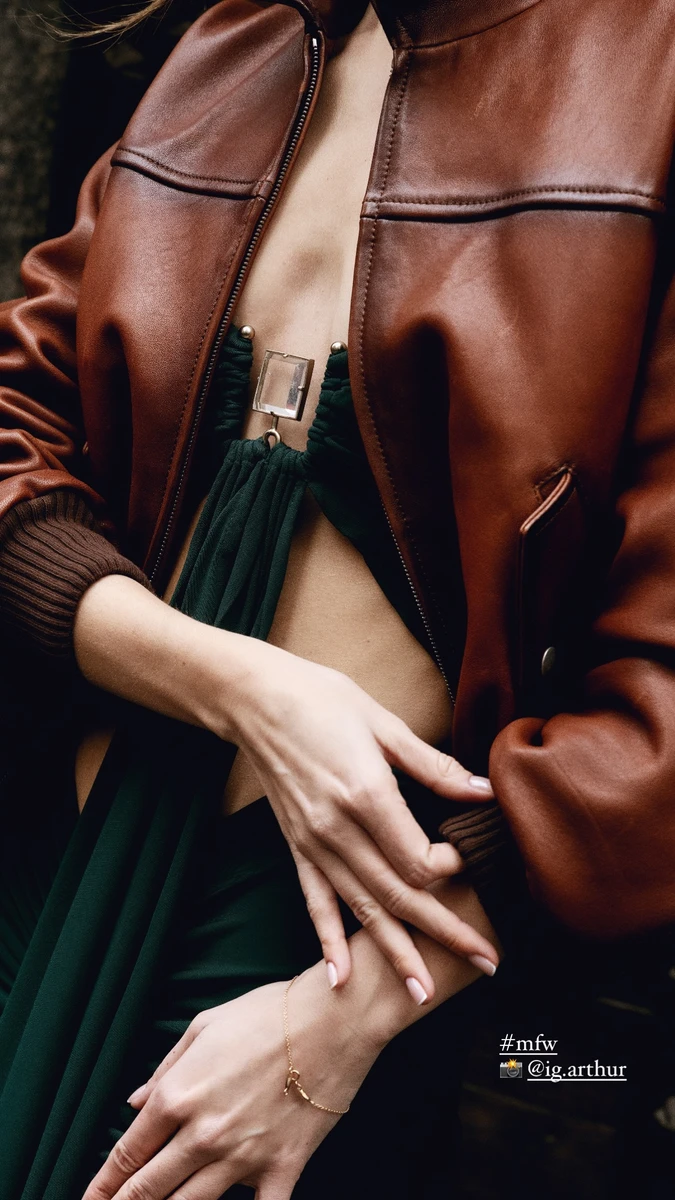 Онука Софії Ротару показала сміливий лук з пікантним вирізом