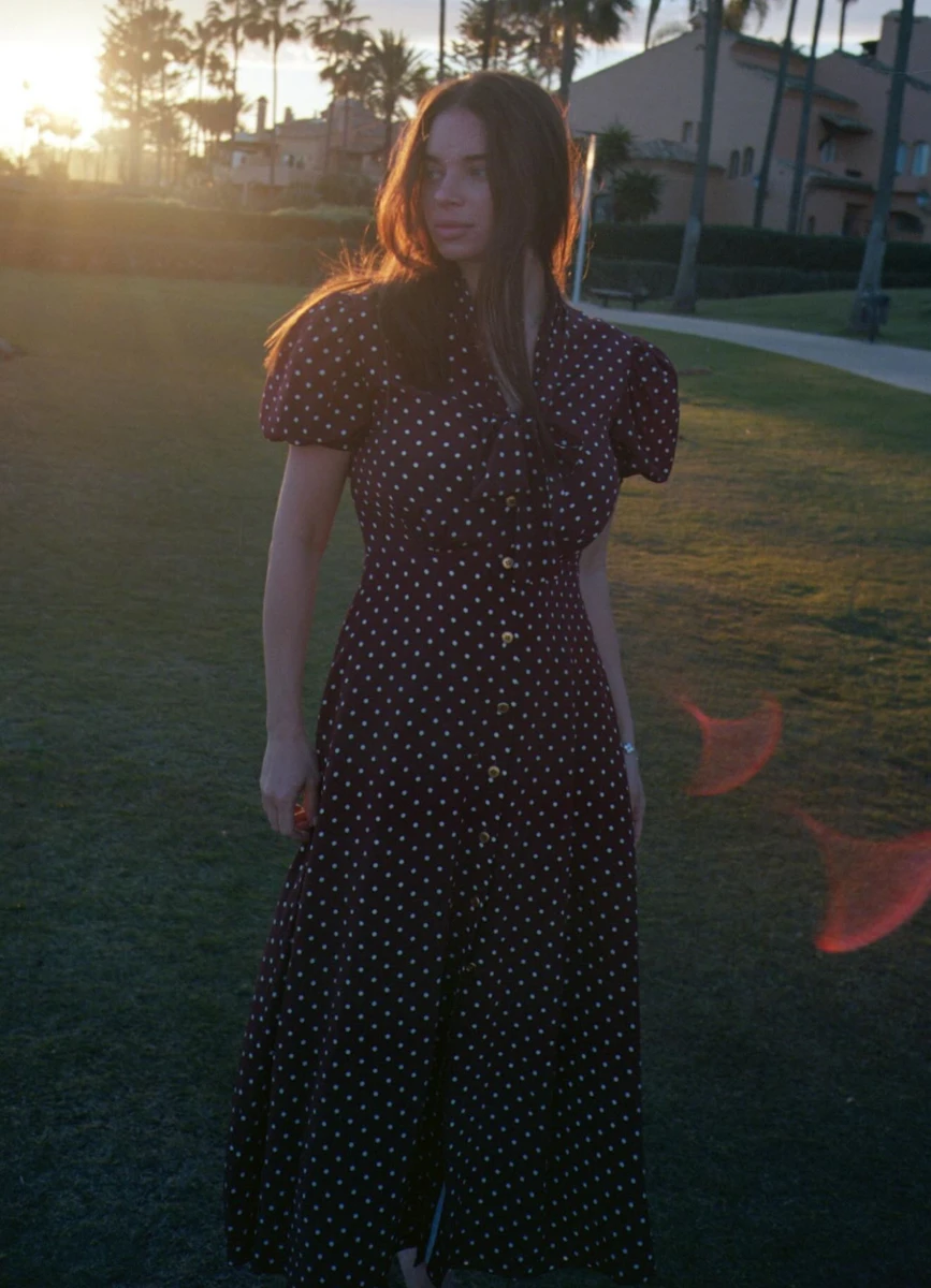 Дружина Усика в елегантній сукні знялась біля пальм