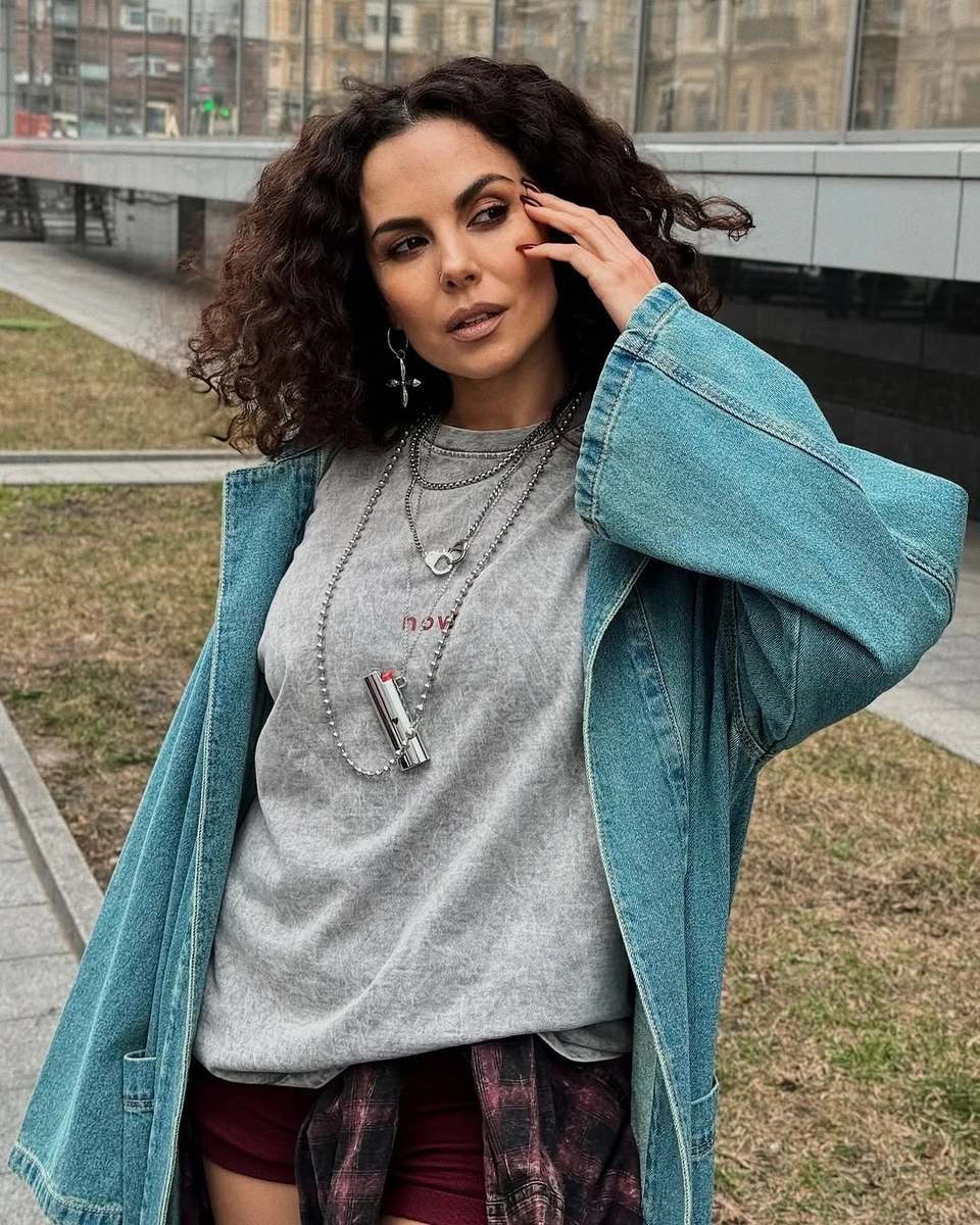 Каменських попозувала у коротких шортах та пальті з деніму