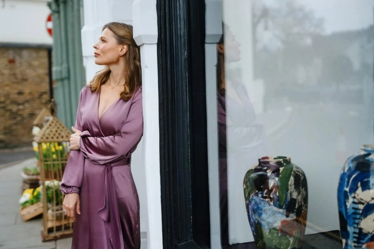 Фреймут у декольтованій сукні