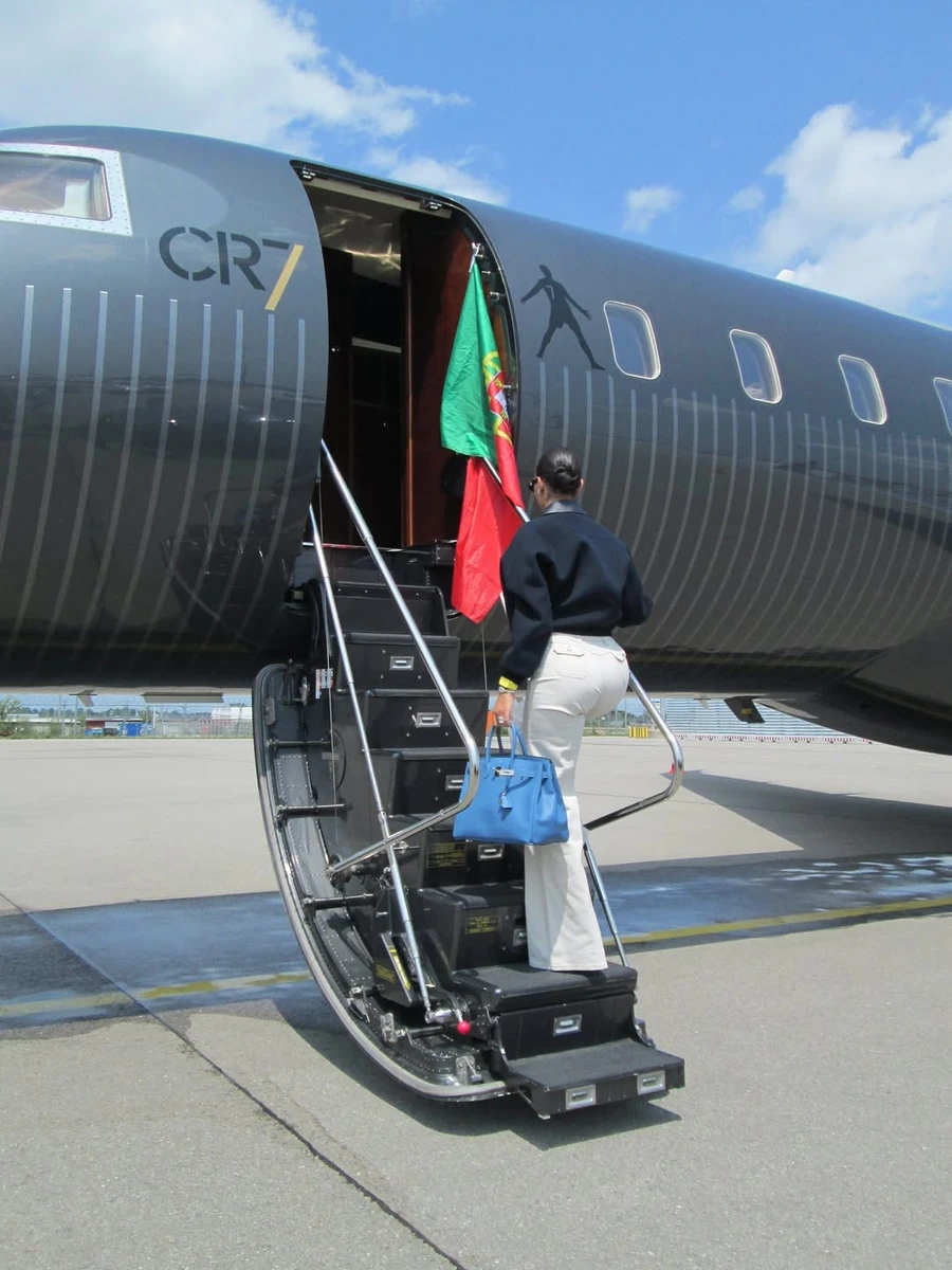 Наречена Роналду в стильному луці попозувала біля літака