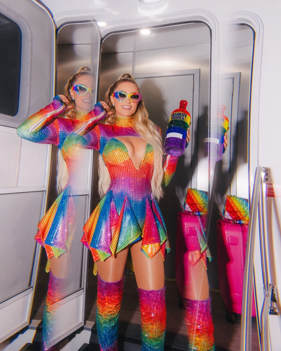 Періс Хілтон у мінісукні посвітила ногами на прайді