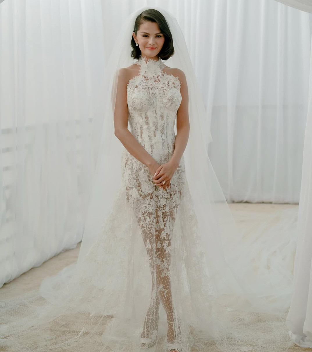 Селена Гомес у прозорій сукні зазнімкувалася на своєму весіллі