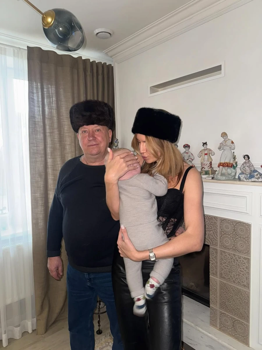 Леся Нікітюк з сином на руках та татом