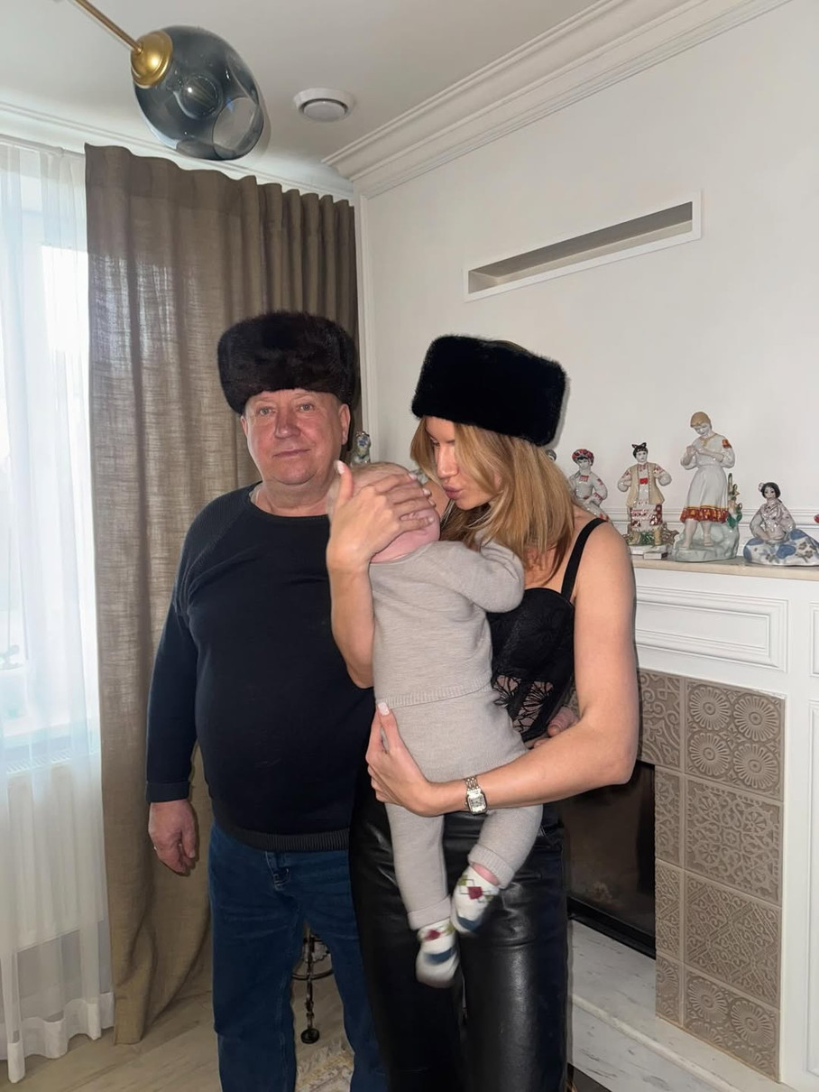 Леся Нікітюк з сином на руках та татом