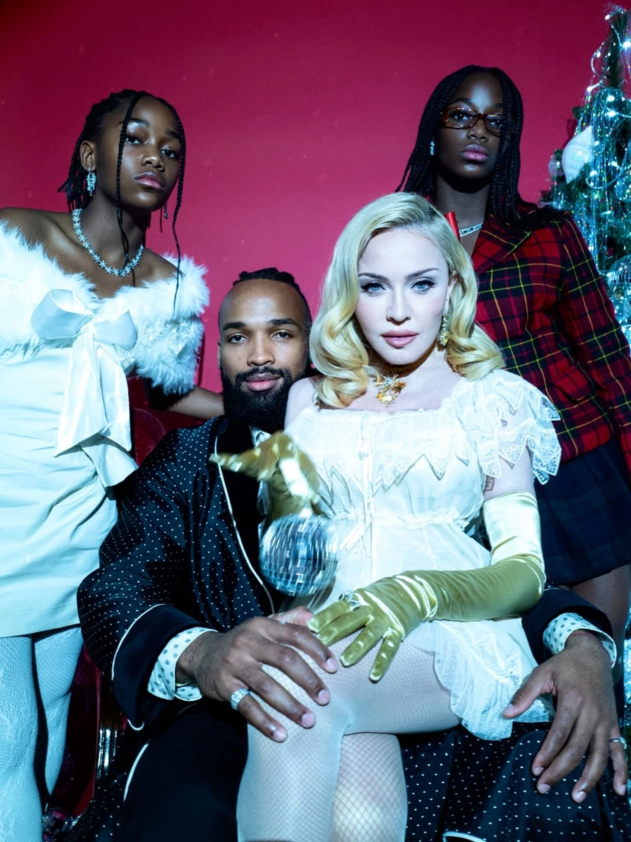 Мадонна попозувала з дочками і нареченим біля ялинки