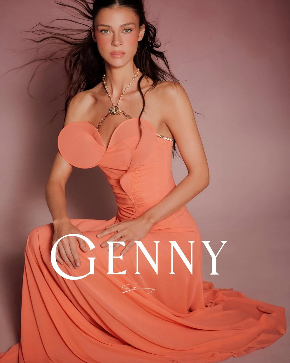 Невістка Бекхемів в персиковій сукні посвітила тоненькою талією на фото