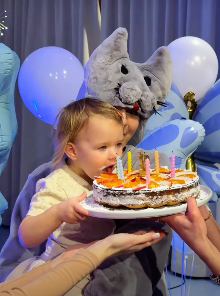 Дружина Усика замилувала святковими кадрами їхньої 2-річної дочки